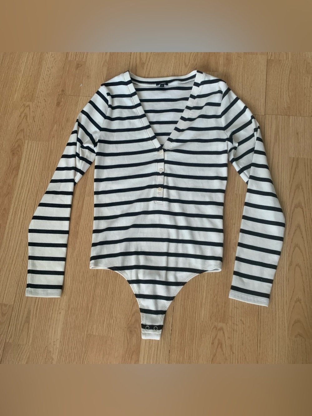 EXPRESS Women’s V Neck Long Sleeve Ribbed Striped Bodysuit Size M NWOT
